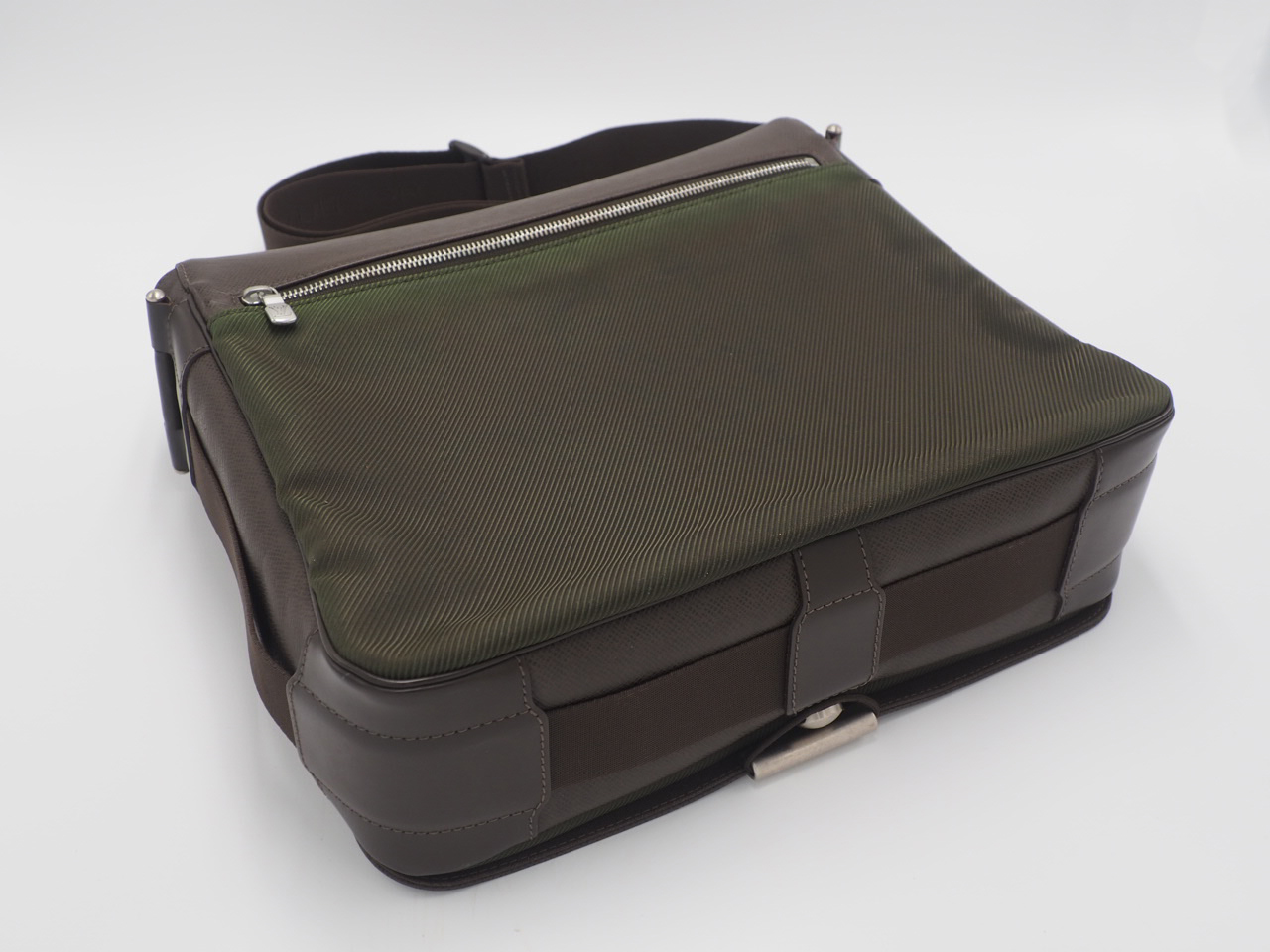 Louis Vuitton M30148 Grizzli Brown Taiga Leather Viktor Messenger bag (CE0055) - Image 12