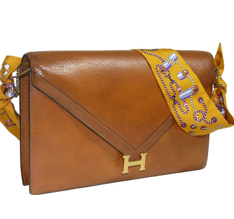Hermes Vintagr Light Brown Classic Sac Lydia Envelop Bag H Buckle Gold Hardware 2-Way Clutch / Shoulder Bag -0