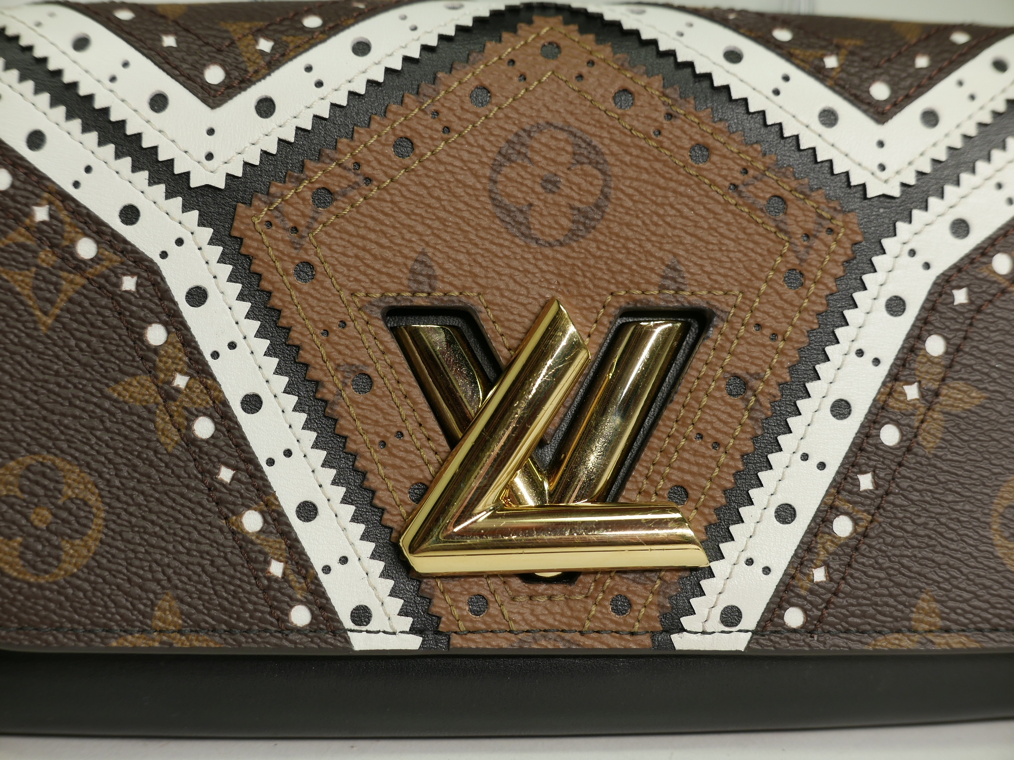 Limited Collection ! Louis Vuitton M62872 Decorative Stitching and Perforations Twist Chain Wallet -32325