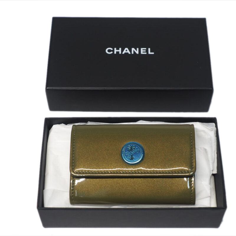 BRAND NEW ! Chanel 22960606 Khaki/ Oliver Green Patent Leather Card Holder Silver Hardware
