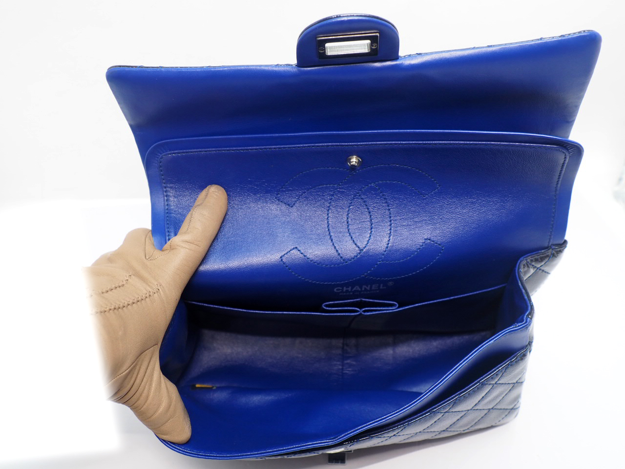 Limited Edition ! Chanel 2.55 Reissue 226 Patent Caviar Leather Navy Blue/ Electric Blue 28cm Medium Ruthenium Hardware - Image 10