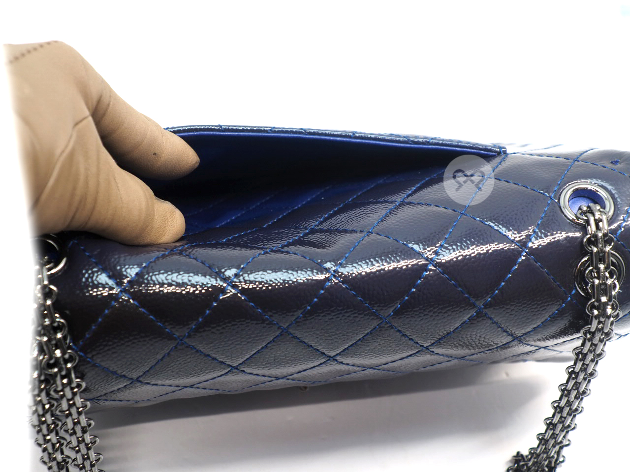 Limited Edition ! Chanel 2.55 Reissue 226 Patent Caviar Leather Navy Blue/ Electric Blue 28cm Medium Ruthenium Hardware - Image 7
