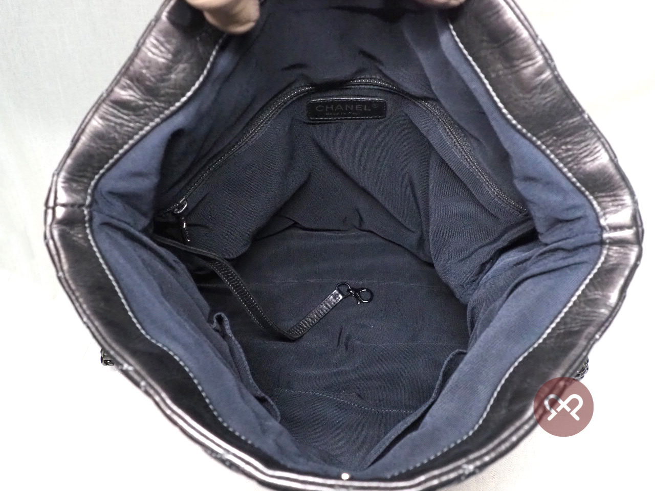 Chanel 14701306 Dark Grey Calfskin Distressed Matelasse Leather Chain Me Hobo Bag - Image 9