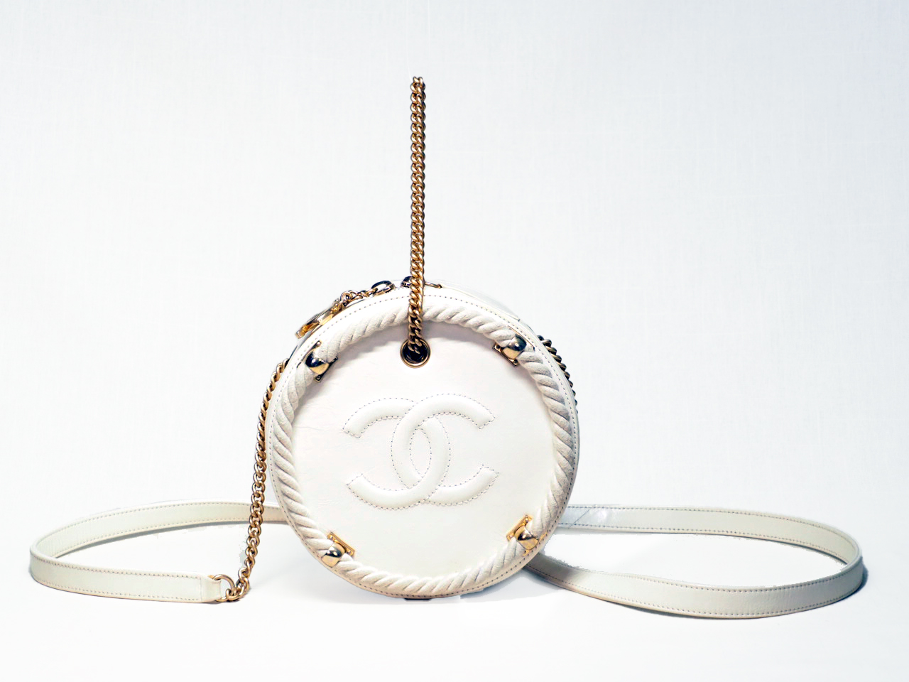 Chanel 27138636 Beige/ Off White Rope Chain En Vogue Round Bag Gold Hardware